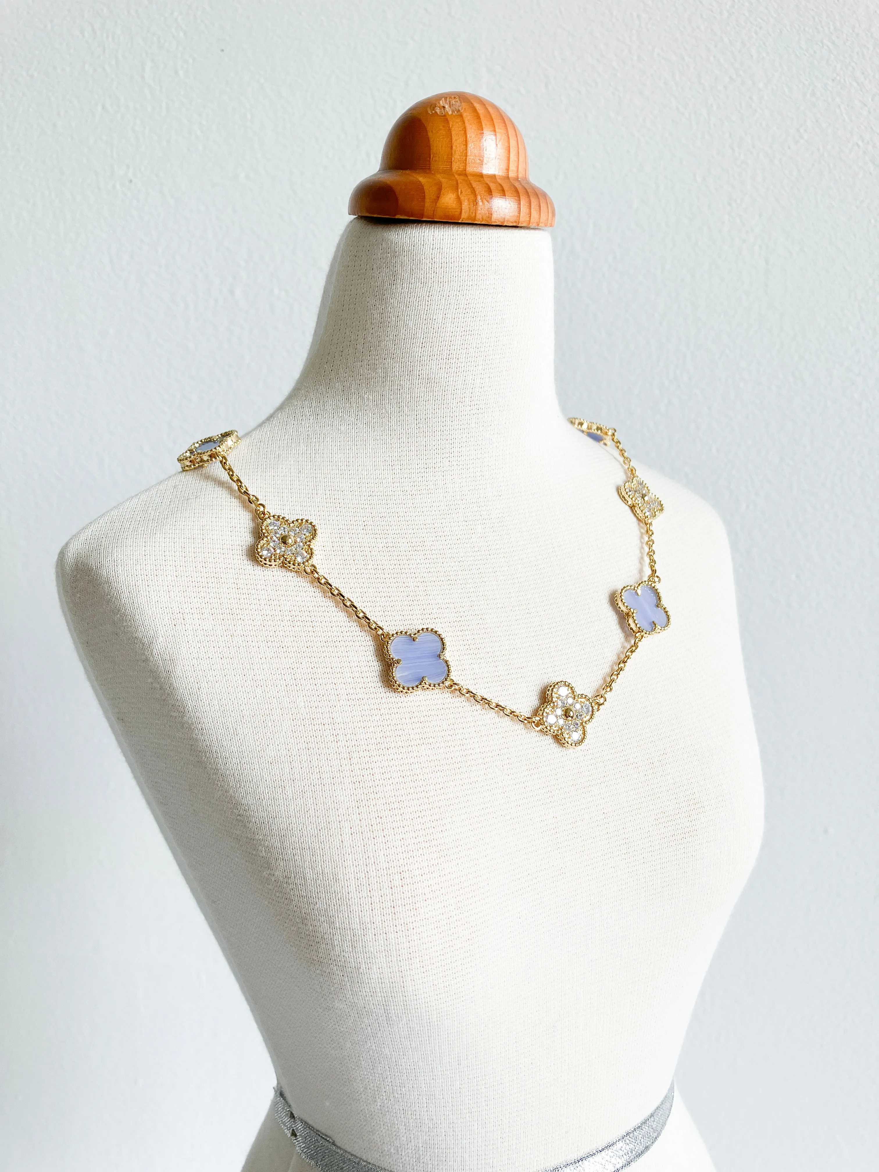 Cubic Zirconia and Agate Quatrefoil Choker in Gold