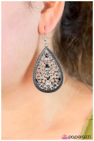 Paparazzi Earring ~ In the Presence of Greatness - Black