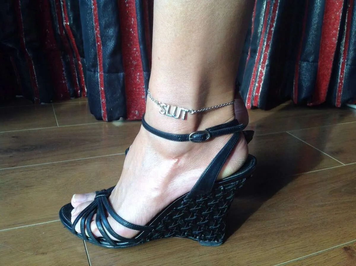 Slut Anklet 9.5 inch